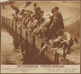 873070 Afbeelding van een groepje jongens, dat aan het vissen is vermoedelijk in de Stadsbuitengracht te Utrecht.